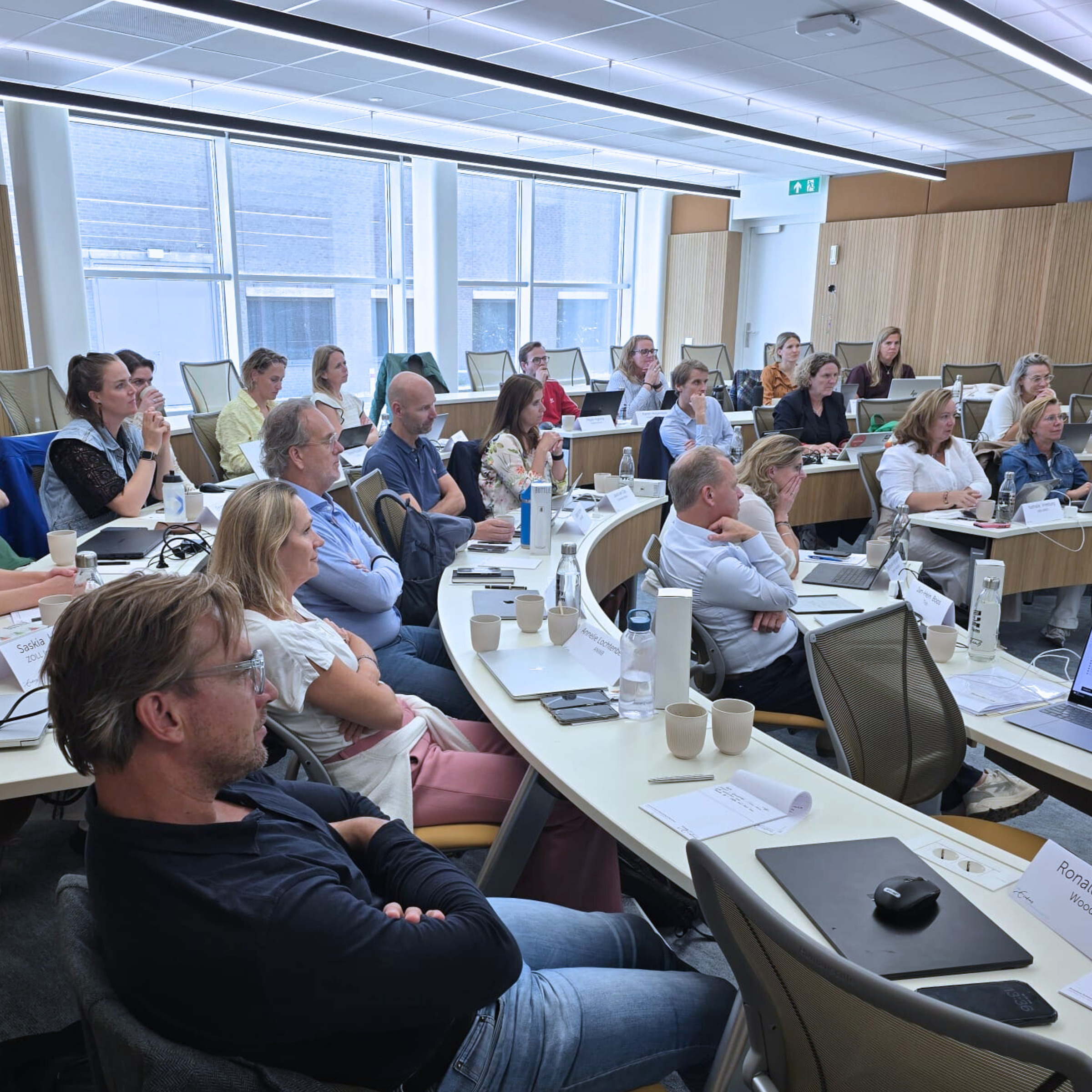 Deelnemers tijdens een lesdag van AI in Marketing & Business